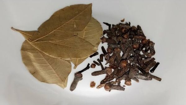 Natural Remedies with Cloves and Bay Leaves for a Brighter Smile